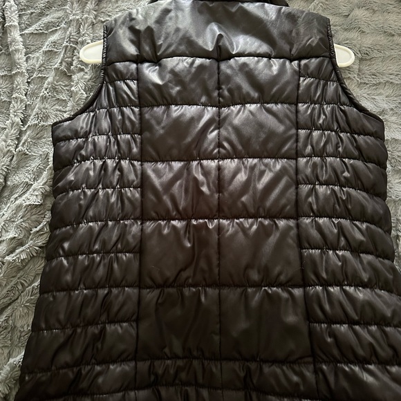 Basic Staple Black Vest - Picture 2 of 2